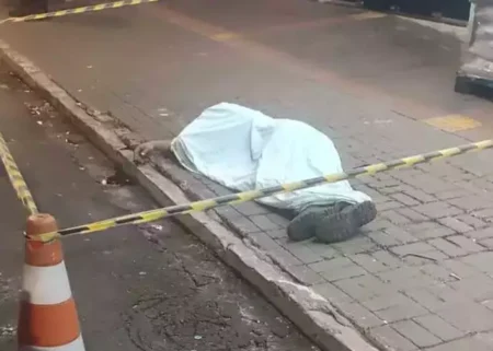 rapaz-e-assassinado-com-quatro-tiros-em-conveniencia-no-centro-de-navirai