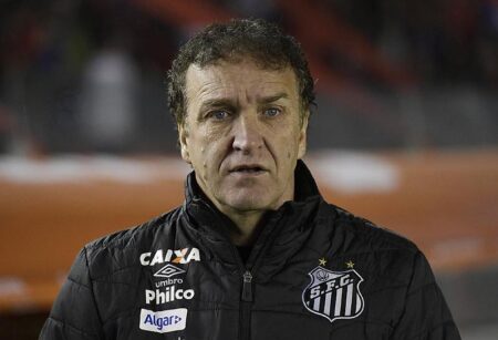cuca-lamenta-empate-do-santos-apos-abrir-2-a-0-e-cobra-erros-evitaveis:-‘mereciamos-vencer’