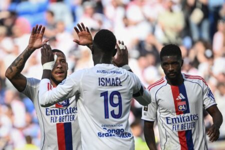 com-endrick-como-titular,-lyon-derrota-o-auxerre-e-mantem-o-3o-lugar-no-frances