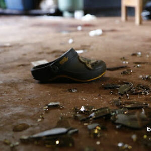 crianca-de-3-anos-e-encontrada-sozinha,-sem-agua-nem-comida-em-bonito;-pais-presos