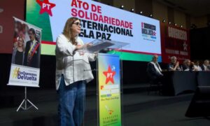 congresso-do-pt-exibe-banner-pedindo-volta-de-maduro-para-venezuela