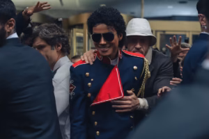 filme-‘michael’-acerta-em-cenas-marcantes,-mas-falha-ao-suavizar-pontos-centrais-da-historia