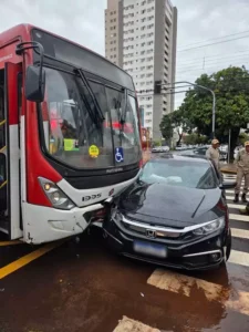onibus-acerta-a-lateral-e-arrasta-veiculo-em-cruzamento-no-centro-da-capital