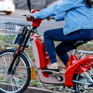 ladrao-tenta-roubar-bicicleta-eletrica,-derruba-mulher-e-acaba-preso-na-br-060