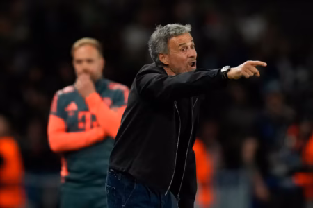 luis-enrique-celebra-vitoria-do-psg-e-chama-semi-da-champions-de-melhor-jogo-da-carreira