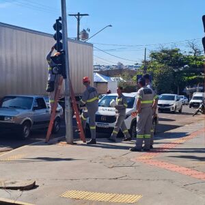 semaforo-desligado-causa-acidente-entre-carro-e-motocicleta-na-avenida-salgado-filho-(video)