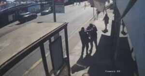 Duas pessoas são esfaqueadas em bairro judaico de Londres; suspeito é preso duas-pessoas-sao-esfaqueadas-em-bairro-judaico-de-londres;-suspeito-e-preso