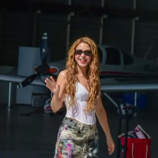 shakira-chega-ao-rio-para-megashow-em-copacabana-e-mobiliza-fas-no-galeao