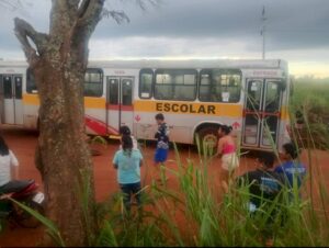 Tragédia em Caarapó: criança de 7 anos morre atropelada por ônibus escolar