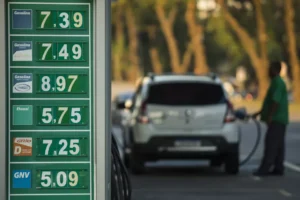 Riedel anuncia fiscalização em postos para garantir queda do preço do diesel