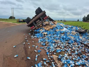 Carreta com cerveja tomba na BR-463 e carga é saqueada entre Dourados e Ponta Porã