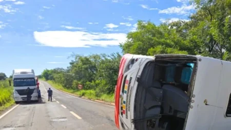 Ônibus tomba após colisão com carreta entre Paranaíba e Inocência