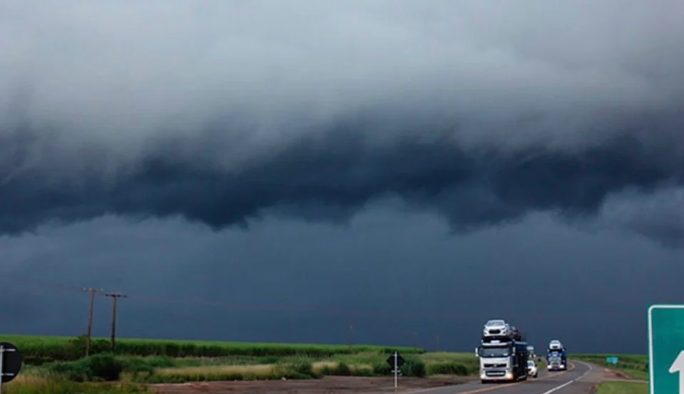 Chuva intensa e ventania colocam cidades de MS em estado de atenção neste domingo Chuva intensa e ventania colocam cidades de MS em estado de atenção neste domingo
