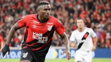 Kevin Viveros dispara na artilharia e vira destaque do Brasileirão pelo Athletico