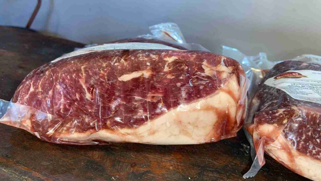 Homem é detido após tentar furtar picanha em supermercado de Dourados