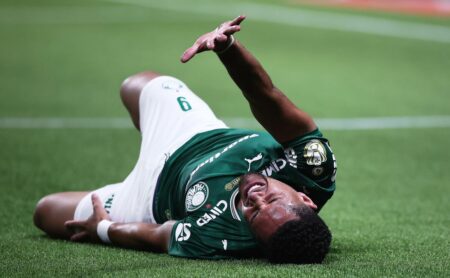 Vitor Roque sente dores após falta dura e deixa jogo do Palmeiras com 22 minutos