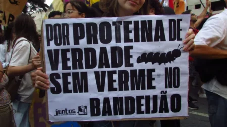 Alunos da USP protestam por melhores condições de moradia e refeições