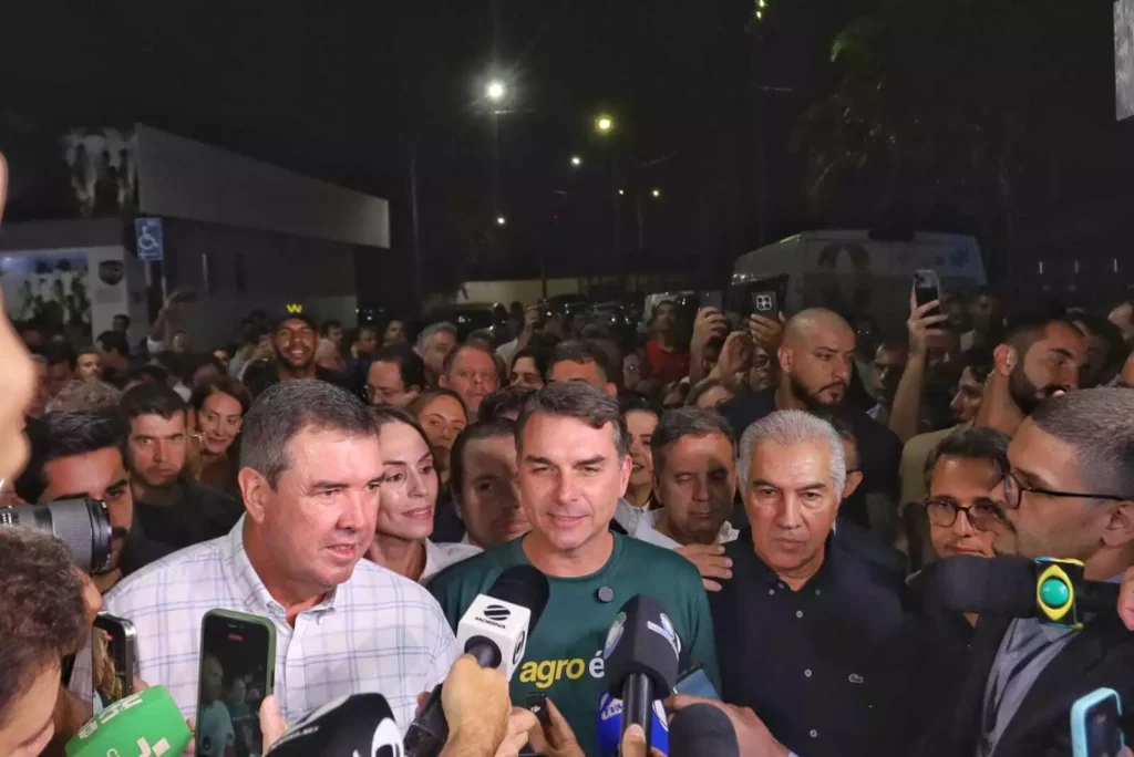Flávio Bolsonaro afirma que Jair terá a ‘palavra final’ sobre Senado em MS Flávio Bolsonaro afirma que Jair terá a 'palavra final' sobre Senado em MS