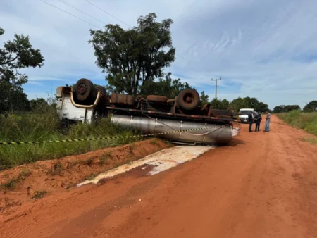Motorista morre preso nas ferragens em tombamento de caminhão em Nova Andradina