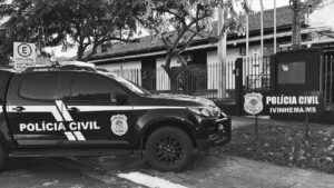 Mulher surta, ameaça namorado e família com faca e destrói casa em Ivinhema