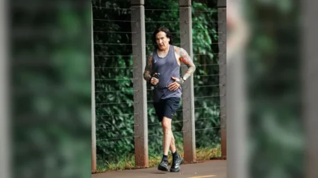 Gente como a gente: Guitarrista do Guns N’ Roses aproveita dias extras em Campo Grande para correr no Parque dos Poderes