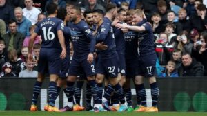 City desperdiça várias chances, mas bate e rebaixa o Burnley e assume topo da Premier League