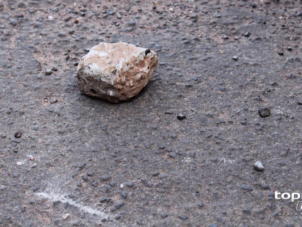 Controle de trânsito? Homem é preso ao jogar pedras em carros em movimento na Zahran