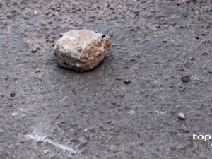 Controle de trânsito? Homem é preso ao jogar pedras em carros em movimento na Zahran