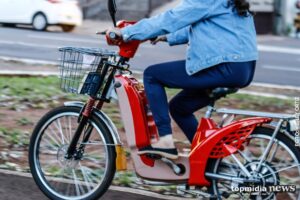 Ladrão tenta roubar bicicleta elétrica, derruba mulher e acaba preso na BR-060 Ladrão tenta roubar bicicleta elétrica, derruba mulher e acaba preso na BR-060