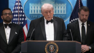 Homem atira durante jantar de Trump com correspondentes em Washington Homem atira durante jantar de Trump com correspondentes em Washington