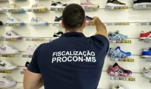 Mais de mil tênis falsificados são apreendidos em fiscalização no Centro de Campo Grande