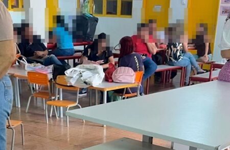 Professor arremessa cadeiras contra alunos após confusão em escola de Nova Andradina