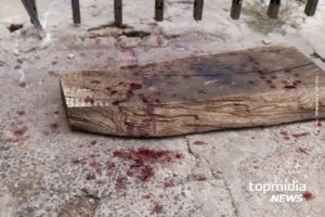 Homem leva paulada na cabeça em conveniência em Aquidauana Homem leva paulada na cabeça em conveniência em Aquidauana