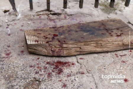 Homem leva paulada na cabeça em conveniência em Aquidauana