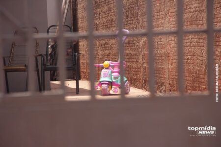 Pais saem para lanchar e deixam criança de 1 ano sozinha em casa em Rio Verde