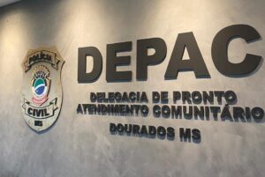 Por ‘brincadeira’, menino rouba óculos em loja de shopping em Dourados Por 'brincadeira', menino rouba óculos em loja de shopping em Dourados