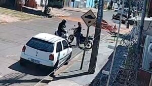 Sem medo do movimento, bandido armado assalta jovem à luz do dia no Alves Pereira (vídeo) Sem medo do movimento, bandido armado assalta jovem à luz do dia no Alves Pereira (vídeo)