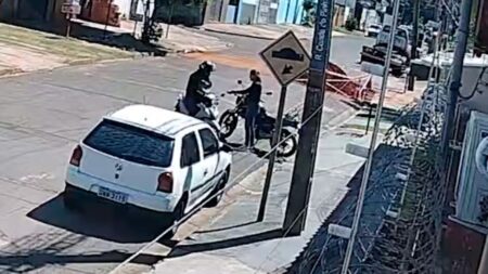 Sem medo do movimento, bandido armado assalta jovem à luz do dia no Alves Pereira (vídeo)