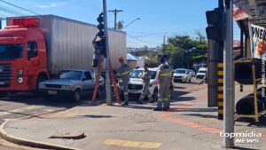 Semáforo desligado causa acidente entre carro e motocicleta na Avenida Salgado Filho (vídeo)