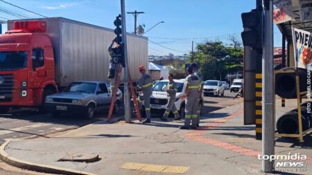 Semáforo desligado causa acidente entre carro e motocicleta na Avenida Salgado Filho (vídeo)
