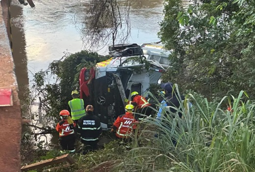 Corpo de caminhoneiro é localizado dentro de caminhão que caiu no Rio Vacaria Corpo de caminhoneiro é localizado dentro de caminhão que caiu no Rio Vacaria