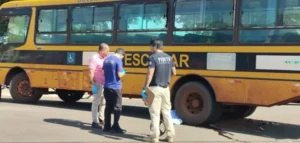 Colisão com ônibus escolar termina em morte no interior de Mato Grosso do Sul
