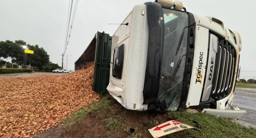 Caminhão com carga de madeira tomba em trevo de acesso à BR-376 em Nova Andradina Caminhão com carga de madeira tomba em trevo de acesso à BR-376 em Nova Andradina