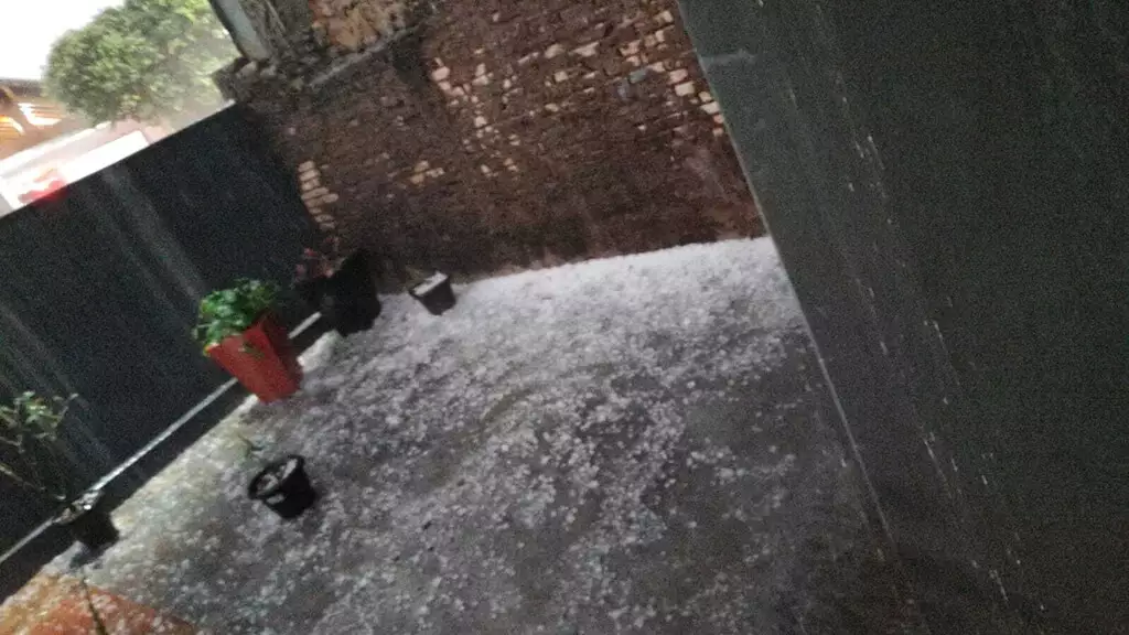 Temporal com granizo e vento forte causa estragos e mobiliza Defesa Civil em Ivinhema Temporal com granizo e vento forte causa estragos e mobiliza Defesa Civil em Ivinhema