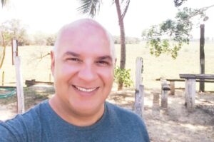 Professor de Corumbá enfrenta câncer e recebe apoio em campanha para transplante em São Paulo