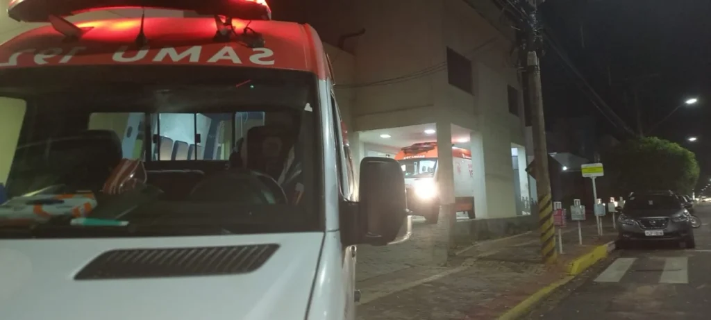 Homem é baleado por atiradores em carro no Jardim das Violetas Homem é baleado por atiradores em carro no Jardim das Violetas