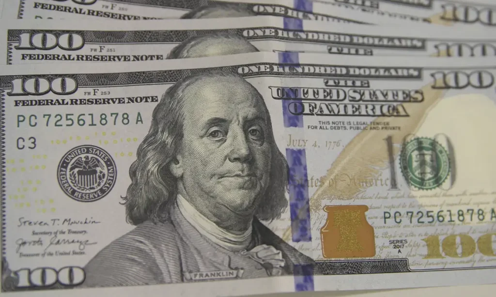 dolar-cai-a-r$-4,95-e-fecha-no-menor-nivel-em-mais-de-dois-anos