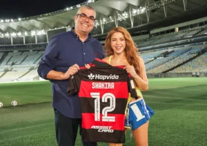 shakira-visita-o-maracana-antes-de-show-no-rio-e-recebe-camisas-de-clubes