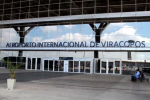 homem-com-espada-invade-viracopos,-e-pm-usa-arma-de-choque-para-realizar-prisao