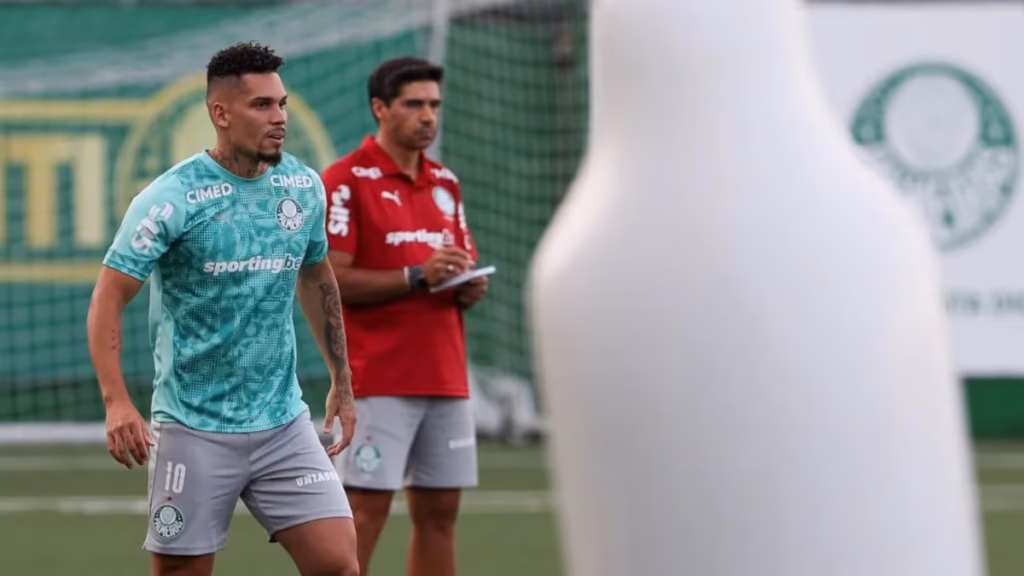 paulinho-volta-a-ser-relacionado-e-pode-reforcar-o-palmeiras-contra-o-santos